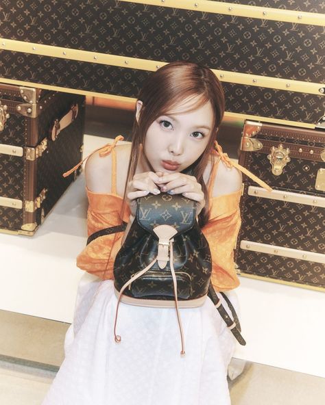 @nayeonyny "#.광고 @.louisvuitton #.LVByThePool #.LVMontsouris🧡"  #TWICE #NAYEON Im Nayeon, Nayeon Twice, Korean Hairstyle, Korean Makeup, Style Icon, The Pool, Celebrity Photos, Instagram Update, Korean Singer