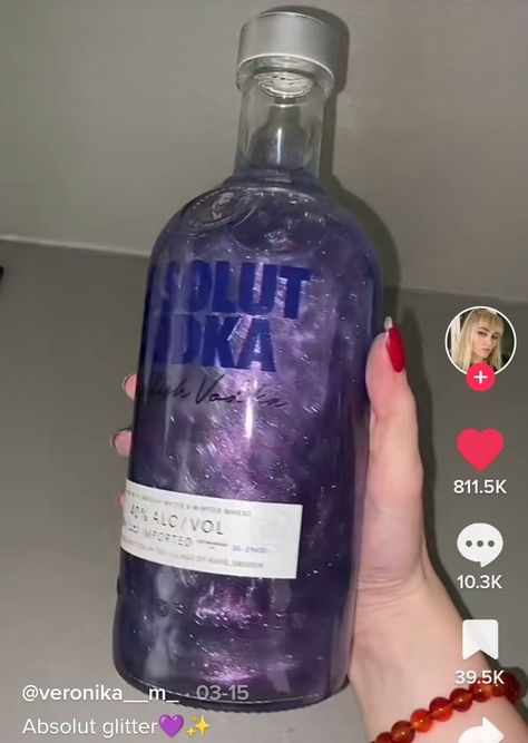 18th Birthday Drinks Alcohol Party Ideas, Vodka Com Glitter, 18th Birthday Drinks, Body Shots Party, Glitter Vodka Bottle, Glitter Drinks Alcohol, Glitter Vodka, Glitter Alcohol, Birthday Party Drinks