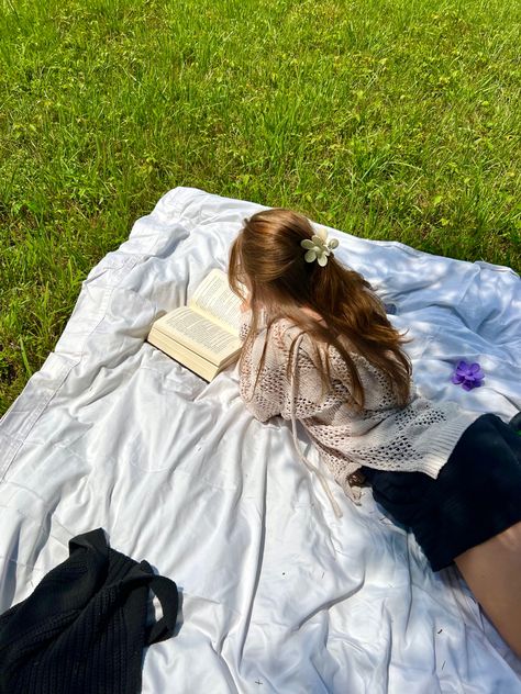 Girl reading while on a picnic Reading Books Outside Aesthetic, Picnic Reading Aesthetic, Reading Picnic Aesthetic, Book Picnic Aesthetic, Girl Activities Aesthetic, Women Reading Aesthetic, Picnic Girl Aesthetic, Girls Picnic Aesthetic, Girl Picnic Aesthetic