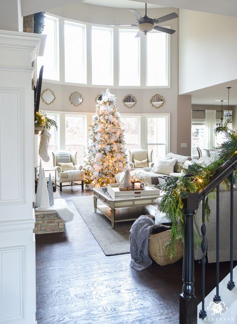 Neutral Christmas, Christmas Decorations Living Room, Christmas Living Rooms, Elegant Living, Livingroom Layout, Cottage Living, Elegant Home Decor, Christmas House, Silent Night