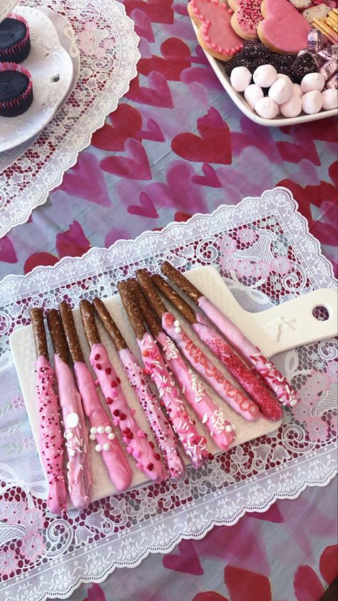 Valentines Party Food, Galentines Day Ideas, Valentines Brunch, Kawaii Valentine, Edit Inspiration, Galentines Party, Valentines Day Food, 18th Birthday Party, Sweet 16 Parties