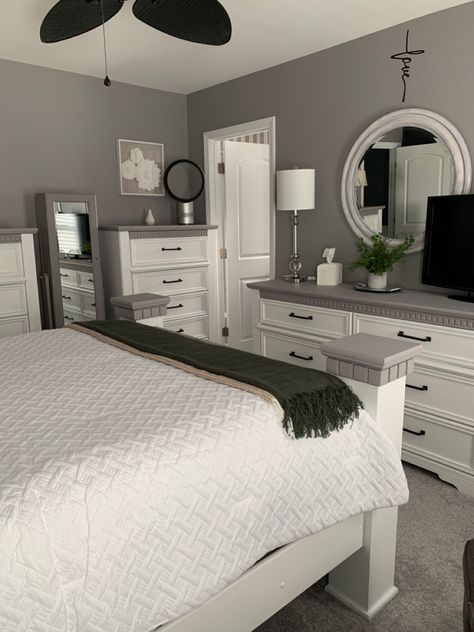 Bed Rooms Ideas Gray Walls, Grey Walls White Bedroom Furniture, Bedroom Inspo Gray Walls, Room Ideas Grey Walls Bedrooms, Room Decor For Grey Walls, Grey Room With White Furniture, Grey Small Room Ideas, Room Ideas Aesthetic Grey Black White, Light Grey And White Bedroom Ideas