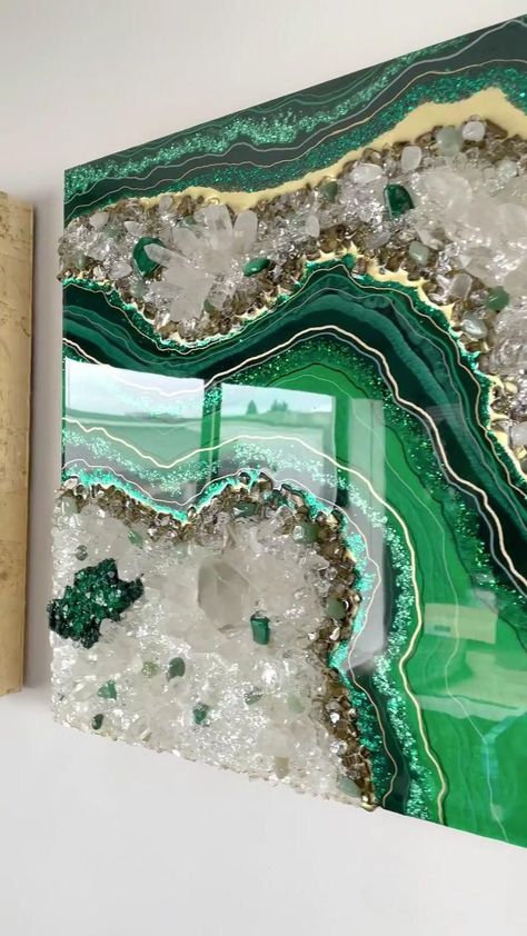 Green Geode Resin Art, Resin Color Combinations, Crystal Art Crafts, Green Resin Art, Art With Crystals, Epoxy Resin Art Ideas, Green Color Combination, Resin Geode Art, Resin Art Canvas