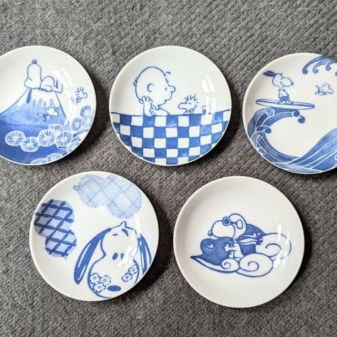 An Asia Exclusive And Not Sold In The Us! Adorable Snoopy Mini Ceramic Dishes Featuring Your Favorite Peanuts Gang, Brand New With Beautiful Wood Cut Collectors Box Included. These Are Mini Size Dishes, Perfect For Condiments Such As Soy Sauce For Your Sushi. Reusable Plastic Cup Is Pictured For Size Comparison Only And Not Included In This Listing Last One!! Current Price Is Firm Pricing Accounts For Increasing Supplier Fees And Overseas Shipping Costs. Will Be Packaged Safely And Comes From A Fun Plates And Bowls, Bowl Set Ceramic, Dish Design Plates, Fun Plate Designs, Coaster Ceramic Ideas, Decorative Ceramic Plates, Cute Ceramics Ideas Paint, Blue Painted Pottery, Star Wars Pottery Painting