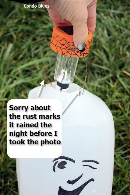 Condo Blues: Make Solar Milk Jug Ghosts - use solar lights from dollar store (leave stake on), faces printed out from Martha Stewart, and Outdoor Mod Podge. Milk Jug Ghosts, Halloween Milk Jugs, Christmas Luminaries, Ghosts For Halloween, Boo Wreath, Milk Jug Crafts, Halloween Camping, Solar Light Crafts, Easy Halloween Decorations