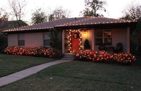 12 Festive Outdoor Christmas Lights Displays for Your Yard Best Outdoor Christmas Lights, Outdoor Christmas Displays, Outdoor Christmas Light Displays, Exterior Christmas Lights, Christmas Light Ideas, Outdoor Christmas Decorations Yard, Christmas Lights Outside, Diy Christmas Lights, Diy Outdoor Lighting