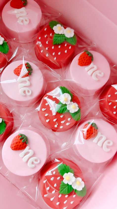 Strawberry Theme Rice Krispie Treats, Strawberry Cakesicles, Strawberry Theme Treats, Chocolate Covered Treats Ideas, Treat Making, Berry Birthday, Sweet Baby Shower Ideas, Chocolate Covered Desserts, Chocolate Covered Cookies