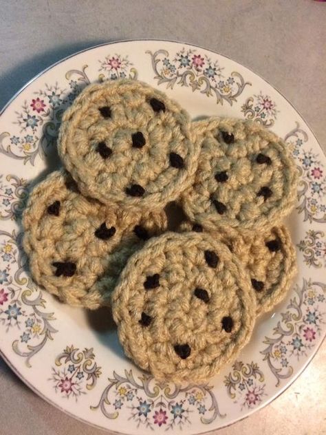 Adorable Free Chocolate Chip Cookie Pattern! Crochet Shop, Crochet Business, Food Patterns, Crochet Design Pattern, Crochet Food, Kawaii Crochet, Beginner Crochet Projects, Crochet Fashion Patterns, Fun Crochet Projects