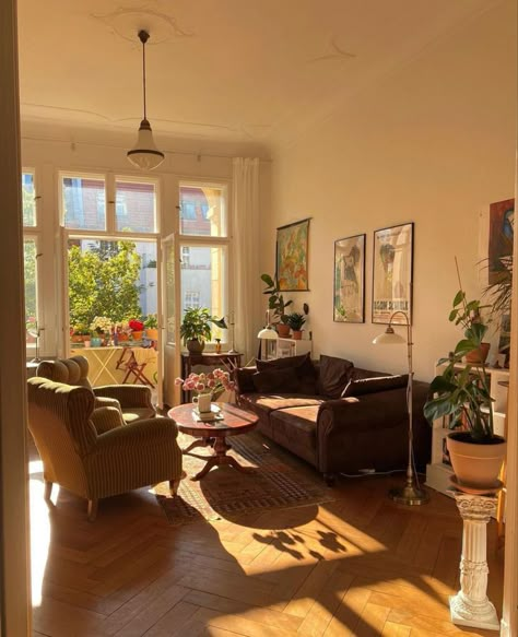 Living Room Designs Dark Furniture, Types Of Apartment Styles, Living Room Decor With Color, Vintage Apartment Aesthetic Cozy, Electric Apartment, European Eclectic Decor, Open Concept Apartment, Arizona Apartment, 1920s Apartment