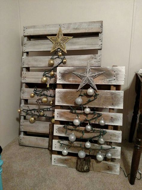 Small Pallet Christmas Ideas, Pallet Christmas Signs, Pallet Christmas Decorations, Pallette Ideas, Wooden Pallet Christmas Tree, Pallet Christmas Trees, Pallet Projects Christmas, Diy Christmas Yard Decorations, Pinterest Christmas Crafts