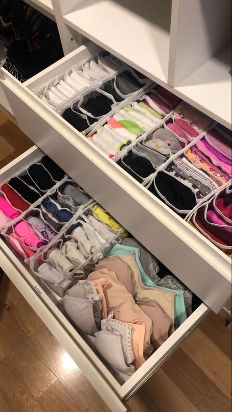 Organized Aesthetic Closet, Folding Clothes Aesthetic, Organized Closet Aesthetic, Ideas Para Organizar Closet, Closet Inspo Aesthetic, Organize Closet, Closet Organisation, Organizar Closet, Room Organization Bedroom