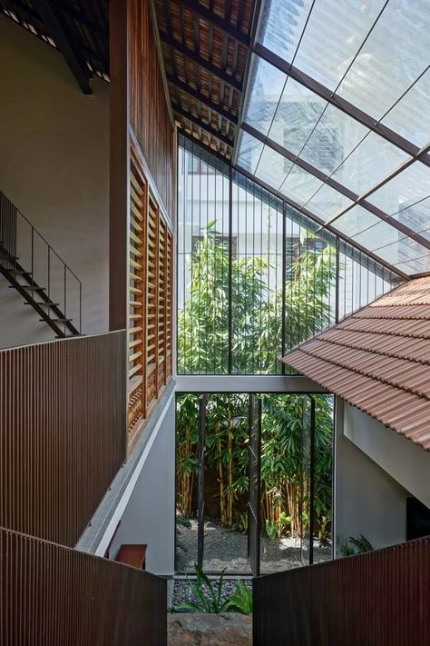 Sloping roof shelters House of Noufal in India by 3dor Concepts Kerala Architecture, Modern Tropical House, Sheltered Housing, Courtyard Design, Eclectic House, Internal Courtyard, Kerala House Design, Kerala Houses, Roof Architecture