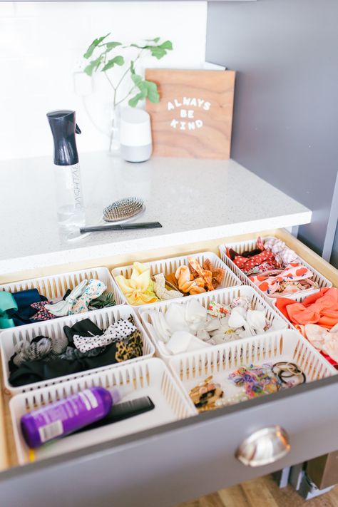 Three girls = a lot of hair bows! Here's how we organize all our hair bows in our hair drawer in our kitchen. Easy bow organization, color coordinated organization, how to store girls hair bows #boworganization #handmadehairbows #hairbowdrawer Bow Organization, Perro Shih Tzu, Hair Product Organization, Easy Bow, A Lot Of Hair, Hair Bow Organizer, Hair Tool Organizer, Hair Accessories Storage, Bow Organizer