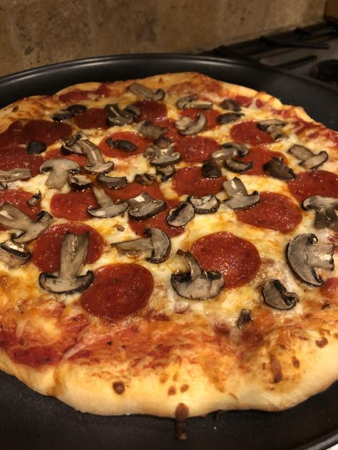 Pepperoni Mushroom Pizza, Snowman Pizza, Mushroom Recipe, Mushroom Pizza, Dessert Pictures, Food Board, Dinner Wedding, Gluten Free Cooking, Kitchen Inspo