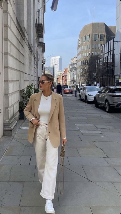 Beige Blazer Outfits Women, Women Winter Outfits Casual, Cream Jeans Outfit, Cream Blazer Outfit, Casual Outfits For Winter, Cream Pants Outfit, Beige Blazer Outfit, Women Winter Outfits, Winter Outfits Casual