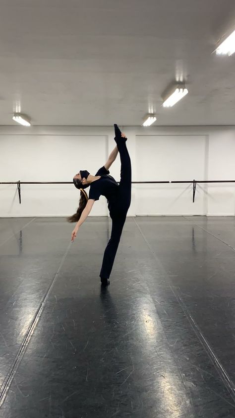 Jazz Dancers Aesthetic, Jazz Dance Aesthetic, Dancer Aesthetic, Ballerina Workout, Dance Motivation, Dance Pics, 2023 Goals, Future Job, Dancing Aesthetic