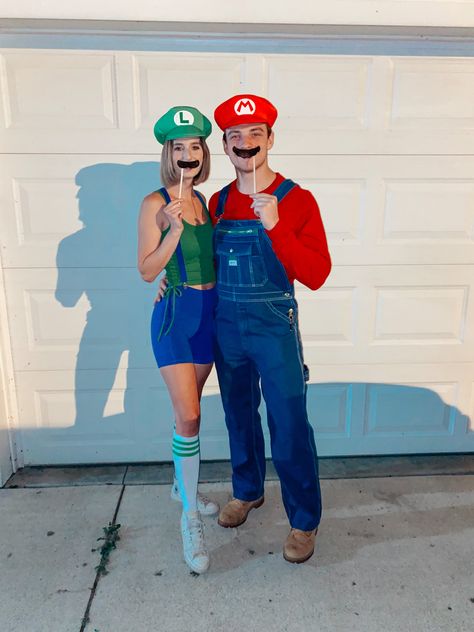 Fancy Dress Costumes For Couples, Nintendo Couples Costumes, Cute Teenage Couples Costumes, Mario Luigi Costume Couple, Cartoon Halloween Costumes Couples, Mario Costume Men, Mario Couples Costumes, Duo Fancy Dress Costumes, Couple Costume Brunette