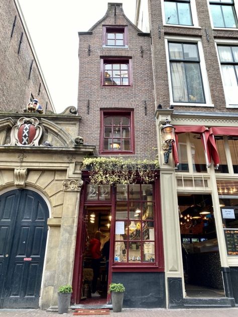 The narrowest houses in Amsterdam: everything you need to know Houses In Amsterdam, Nyc Townhouse, Amsterdam Photos, Amsterdam Houses, Amsterdam Canals, Canal House, Narrow House, Red Light District, Brick Facade