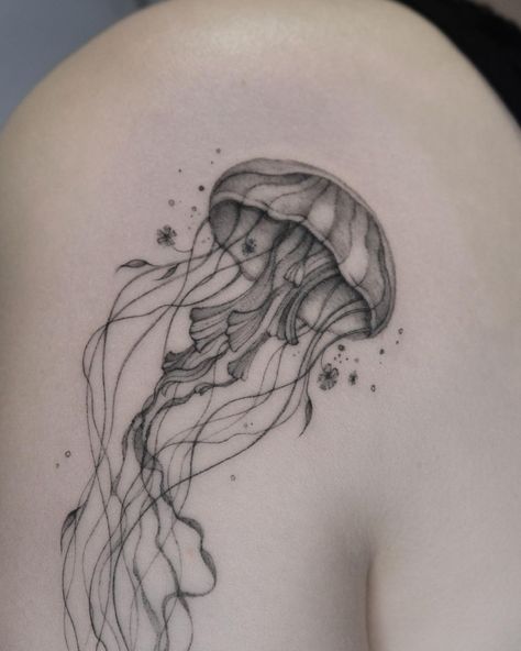 Jellyfish art for Sarah 💙 | Instagram Pretty Jellyfish Tattoo, Unique Jellyfish Tattoo, Floral Jellyfish Tattoo, Jelly Fish Tattoos, Jellyfish Tattoo Design, Trend Tattoos, Rib Tattoo Placements, Tattoo Jellyfish, Unique Jellyfish