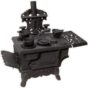 Italian cook stoves - Google Search Wood Cook Stove, Mini Wood Stove, Wood Stove Cooking, Propane Stove, Cast Iron Stove, Burner Covers, Cooking Stove, Cast Iron Cooking, Oven Cooking