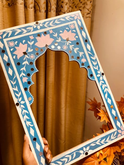 Jharokha Mirror Decor, Diy Window Mirror Wall Decor, Jarokha Design Diy, Jharokha Lippan Art, Jarokha Art, Jharoka Mirror, Jharoka Painting, Painted Mirror Art, Mosaic Art Diy