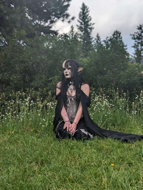 Goth Ren Faire Outfit, Renfaire Outfit Dark Fairy, Dark Fairy Cosplay, Renfaire Outfit, Elven Woman, Medieval Fair, Ren Faire Outfits, Fairy Cosplay, Ren Faire Costume