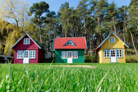 Wohne Im Tiny House, Tiny House Village, Diy Tiny House, Tiny House Community, Colorful Houses, Building A Tiny House, Cost To Build, Tiny Cabin, Tiny House Movement