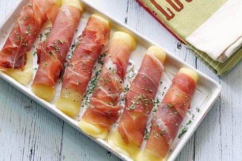 Prosciutto-Wrapped Mozzarella - Healthy Recipes Blog Charcuterie Lunch, Mozzarella Appetizers, Oven Roasted Salmon, Prosciutto Recipes, Awesome Appetizers, Prosciutto Wrapped, Heart Of Palm, Mozzarella Recipes, Hearts Of Palm