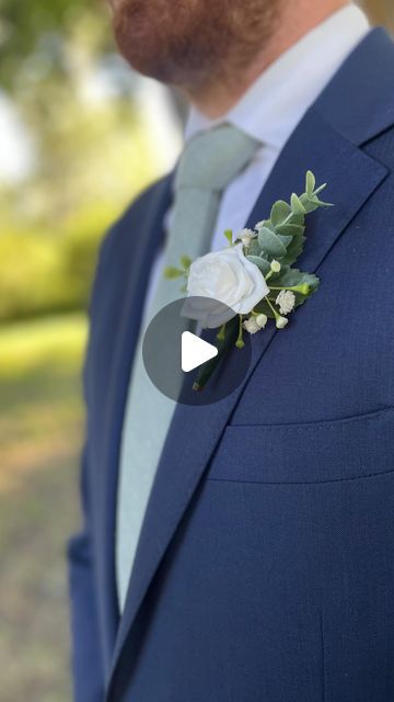 Magnet Boutonniere, Trending Suits For Men, Grooms Flowers Boutonniere, Boutinere Ideas Groomsmen, Magnetic Boutonniere, Wedding Groom Boutonniere, Boutineer Ideas, Boutineer Wedding, Boutonniere Pins