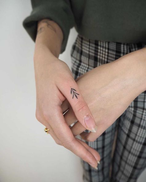 Peircings Women, Thumb Tattoos, Paris Tattoo, Typography Tattoo, Small Finger Tattoos, Finger Tattoo For Women, Hand And Finger Tattoos, Vegan Tattoo, Meaningful Tattoos For Women