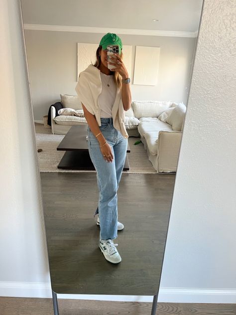 Jeans And Hat Outfit Baseball Caps, Grey Cap Outfit, White Baseball Cap Outfit, White Cap Outfit, Ball Cap Outfits, Baseball Cap Outfit Summer, Cap Outfits For Women, White Top Jeans, Baseball Hat Outfit