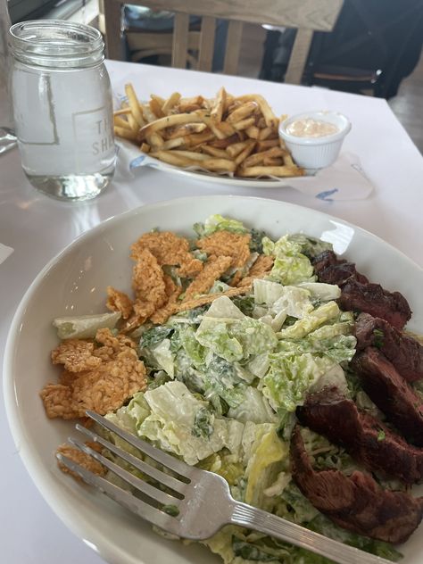 caesar salad steak french fries restaurant Steak Caesar Salad, Fries Restaurant, Salad With Pasta, Salad Restaurant, Salad Steak, Fun List, Steak Salad, Healthy Food Dishes, Girl Dinner