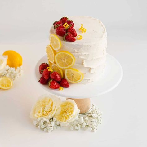 Lemon Cake With Fruit On Top, Lemon Strawberry Cake Decoration, Strawberry Lemon Wedding Cake, Strawberry Lemon Birthday Cake, Lemon And Strawberry Cake, Lemon Cake Decoration Ideas, Lemon Layered Cake, Lemon Strawberry Cake, Layered Cake Recipe