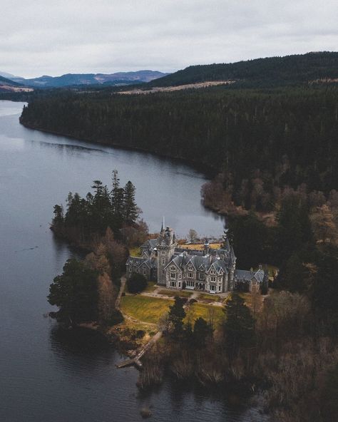 Ardverikie House in the Scottish Highlands with it’s beautiful picturesque setting by Loch Laggan is most famous for playing the part of… | Instagram Scottish Highlands House, Scottish Manor House Interior, Scottish Highlands Cottage, Scottish Country House, Academic Rivals, Ardverikie House, Manor House Interior, Monarch Of The Glen, Robert The Bruce