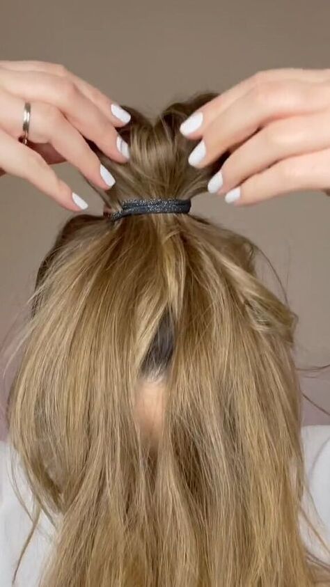 You guys have to try this awesome TikTok bun hack! This is a great way to create a jumbo bun. Messy Bun Styles, Bouffant Bun, Bun Hack, Prom Hair Styles, Long And Short Hair, Volume Curls, Big Bun Hair, Hair Bun Maker, Extremely Long Hair