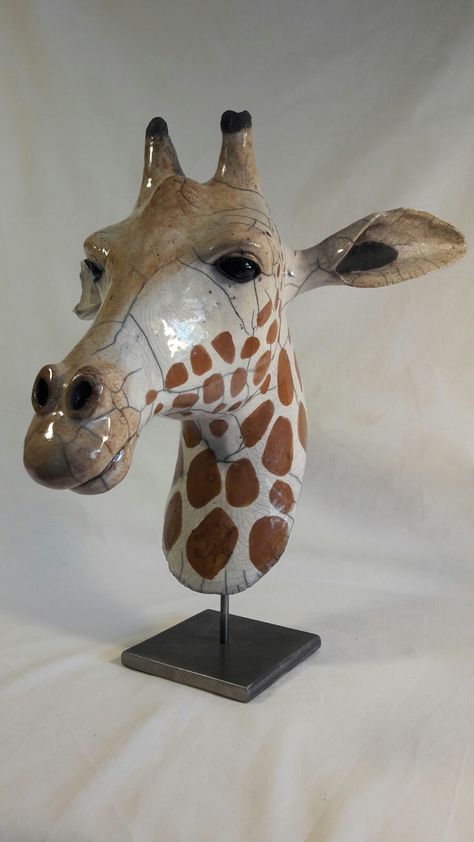 Giraffe Head, Pottery Animals, Giraffe Art, Sculptures Céramiques, A Giraffe, Raku Pottery, Clay Animals, Ceramic Animals, Pottery Sculpture