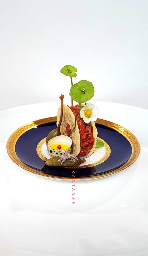 Food Serving Ideas Creative, Beef Plating, Plating Food Presentation, Fine Dining Starters Michelin Star, Beef Tartare Fine Dining, Tuna Tartare Plating, Food Presentation Ideas, Michelin Star Food Plating, Fine Dining Plating Michelin Star