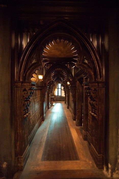 Sisse – Cait_Jenn_books.com Crimson Peak Ghost, Crimson Peak Aesthetic, Wooden Mansion, Dark Mansion, Hyrule Castle, Victorian Hallway, Victorian Interior, Victorian Interiors, Crimson Peak