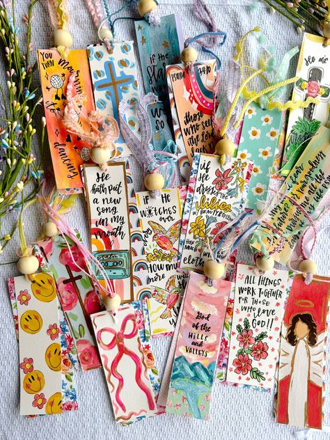 Bible Diy Crafts, Bible Project Ideas, Decorate Bible Cover, Secret Sister Note Ideas, Decorate Bible Cover Ideas, Painting My Bible, Hand Made Bookmark, Creative Bible Study Ideas, Bible Decorating Ideas