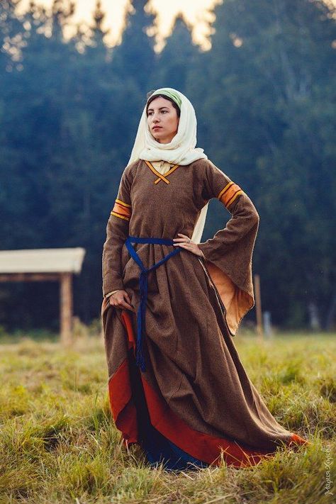 Early Medieval Clothing, 1100s Fashion, 12th Century Clothing, Sicilian Women, Roman Costume, Medieval Garb, Woman Costume, Medieval Woman, Medieval Clothes