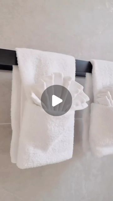 Diy Bathroom Towels Ideas, Fancy Washcloth Folds, Fold Decorative Towels Bathroom, How To Fold Bathroom Hand Towels, Folding Towels Into Animals, Folding Decorative Towels Bathroom, How To Fold Bathroom Towels, Folding Hand Towels Fancy, Fold Bathroom Towels Ideas