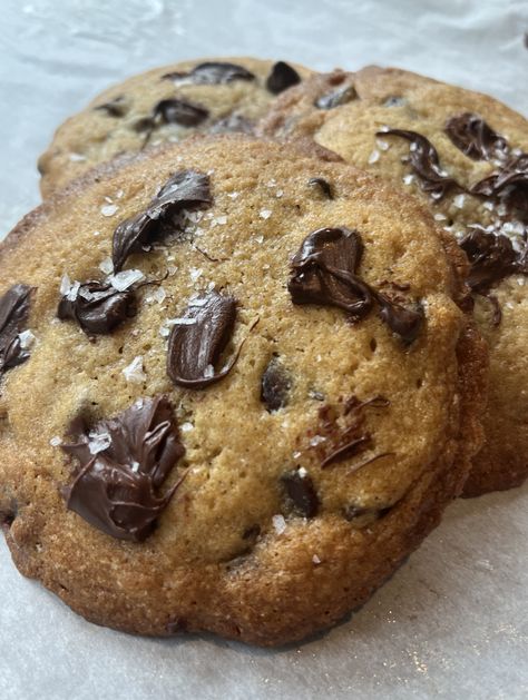 Claire Saffitz Chocolate Chip Cookies, Claire Saffitz Recipes, Dessert Person, Baking Chocolate Chip Cookies, Claire Saffitz, Brown Butter Chocolate Chip Cookies, Cinnamon Roll Cookies, Gooey Cookies, Bakers Gonna Bake