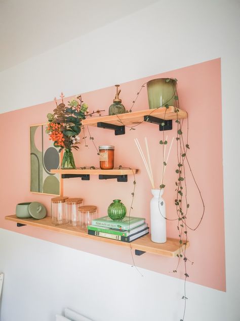 Pink and green colour scheme for kitchen shelves. Wooden shelves featuring green and pink items. Green Pink Terracotta Bedroom, Shelf And Frames Wall, Pink And Green Entryway, Green And Pink Kitchen Decor, Dopamine Decor Kitchen, Dopamine Decor Living Room, Colourful Shelves, Dopamine Decor Bedroom, Funky Shelves