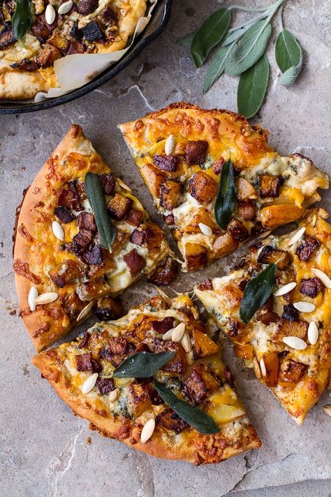 Looking for the perfect ooey gooey fall comfort pizza? Check out this Roasted Butternut Squash Pizza with Caramelized Onion+Bacon from halfbakedharvest.com Harvest Pizza, Cookies Banane, Butternut Squash Pizza, Squash Pizza, Pizza Lasagna, Cake Pancakes, Sweet N Spicy, Butternut Squash Recipes, Half Baked