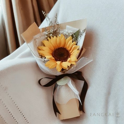 We will Open Pre Order for Mother's Day and Christmas 🎄 stay tuned 😉 One Sunflower Bouquet, Bucket Wisuda, Wrapping Bouquets, Satin Bouquet, Sunflowers Bouquet, Open Pre Order, Single Flower Bouquet, Simple Bouquet, Graduation Flowers