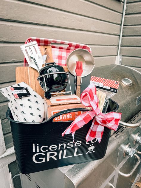 Grill Gift Basket, Bbq Gift Basket, Dad Gifts Basket, Diy Barbecue, Auction Gift Basket Ideas, Candy Bar Bouquet, Grilling Basket, Bbq Theme, Fathers Day Gift Basket