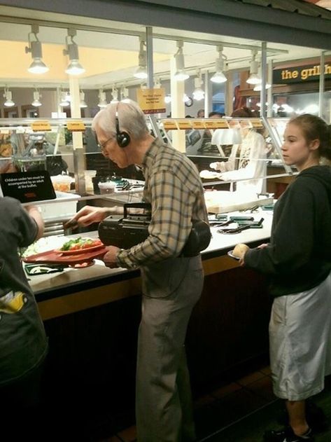 This dude getting lunch. Doug Funnie, Friday Pictures, Funny Commercials, Leyte, Internet Memes, Friday Humor, Memes Humor, Have A Laugh, Komik Internet Fenomenleri