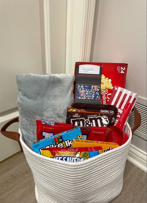 Gift Basket Movie Night, Movie Theater Basket Ideas, Movie Night Raffle Basket Ideas, Movie Theater Gift Basket Ideas, Movie Date Basket, Popcorn Basket Gift Ideas, Movie Night Raffle Basket, Popcorn Bucket Gift Ideas, Movie Themed Gift Basket