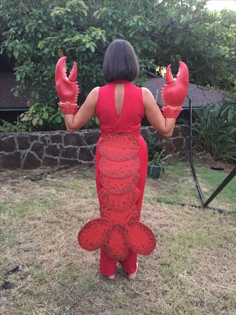 Cardboard lobster tail costume! The tail swings back and forth too! Diy Crawfish Costume, Rock Lobster Costume, Lobster Halloween Costume, Larry The Lobster Costume, Crab Costume Women, Lobster Costume Diy, Lobster Fancy Dress, Clam Costume, Crab Costume Diy