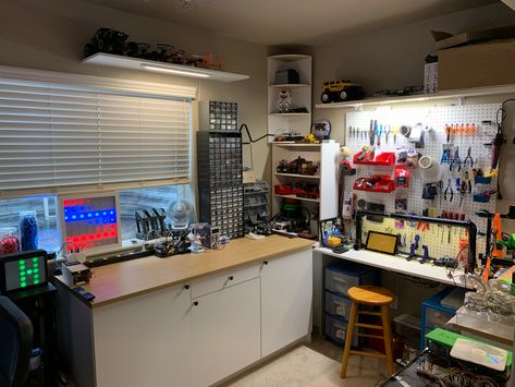 Small extra room developed to my workbench/makerspace Home Makerspace, Small Extra Room, Electronic Workshop, Crafting Desk, Workspace Ideas, Electronic Repair, Electronic Workbench, Electronics Workshop, Workshop Organization